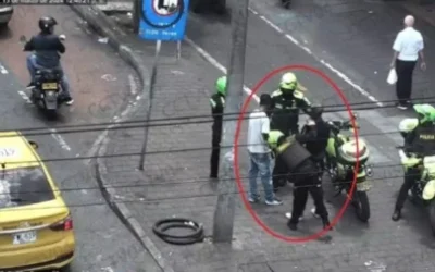 Capturan a dos hombres que le habrían robado el celular a un ciudadano en un bus en el centro de Medellín