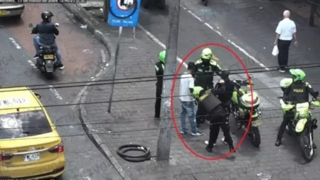 Capturan a dos hombres que le habrían robado el celular a un ciudadano en un bus en el centro de Medellín